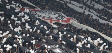 Torcida do Corinthians faz festa em frente ao CT antes da final da Copa do Brasil com o Vasco