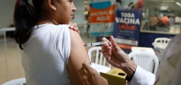 Vacina da covid também protege contra complicações cardíacas da doença