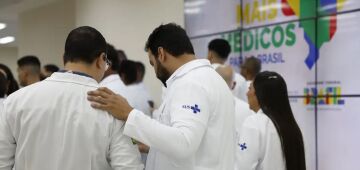 Estudantes de baixa renda de curso de medicina terão ajuda do governo