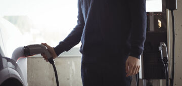 Recarga de veículo elétrico em casa: como usar carregador com segurança