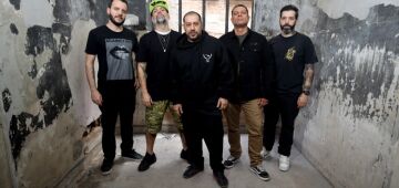 The Town: CPM 22 comemora 30 anos de carreira ao som de gritos de 'sem anistia' da plateia