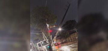 Colisão de caminhão com poste causa interdição temporária da av. Abdias de Carvalho, no Recife