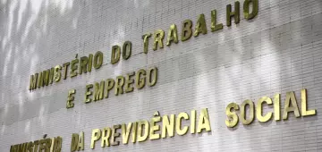 Governo notifica patrões sobre atraso do FGTS de empregadas domésticas