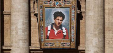 Carlo Acutis: Vaticano pendura imagem do beato millennial na Basílica de São Pedro