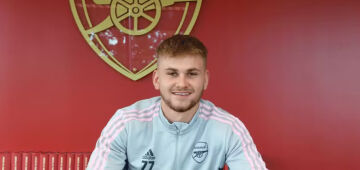 Morre ex-jogador do Arsenal que estava em coma induzido após sofrer grave lesão cerebral em jogo