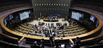 Câmara aprova texto que dificulta denúncia criminal contra parlamentar