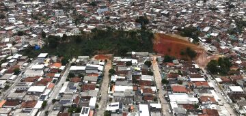 Obra de drenagem provoca interdição parcial na Avenida Dois Rios, no Recife