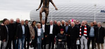 Estátua de Beckenbauer é inaugurada frente à Allianz Arena em Munique