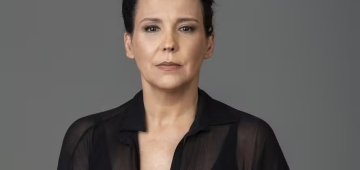 Ana Beatriz Nogueira lembra batalha contra câncer: 'Comecei a fumar acendendo cigarro para meu pai'