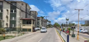 Incêndio atinge estabelecimento comercial, em Peixinhos, Olinda