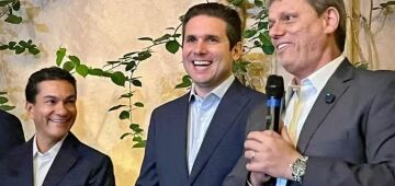 Tarcísio telefona para Hugo Motta para tratar de anistia, que não dá sinais de apoio