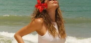 Luciana Gimenez ganha elogios após publicar fotos de biquíni em hotel com diárias de R$ 35 mil