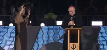 Ao lado de Frei Gilson, bispo de Goiás pede em bênção que Nossa Senhora impeça comunismo no Brasil