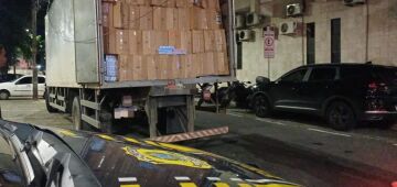 PRF apreende carga de R$ 1,8 milhão de cigarros paraguaios; suspeitos tentam fugir, mas são detidos