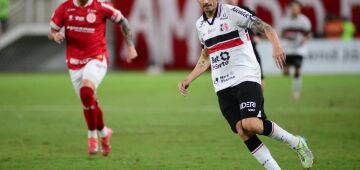 Thiago Galhardo celebra acesso com o Santa Cruz: "infelizmente muita gente vai ter que nos aturar"