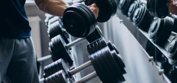 Pesos de academia têm 362 vezes mais bactérias que assento de vasos sanitários, diz estudo