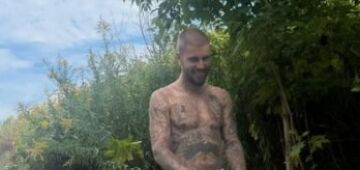 Justin Bieber passeia só de cueca por floresta