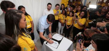 Ministro da Previdência visita mães de crianças com microcefalia e homologa indenização e benefício