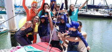 Crianças atípicas participam de ação social em barcos da Refeno no Recife