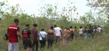 Parentes procuram por corpos nas áreas de mata dos complexos do Alemão e Penha