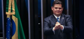 Alcolumbre trava embate com a oposição e tenta segurar Centrão