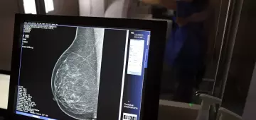 Outubro Rosa: como receber o auxílio-doença em tratamento de câncer