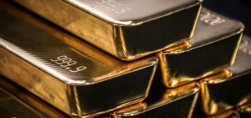 Ouro fecha em alta de olho em Fed e tensões geopolíticas; prata sobe 9% na semana