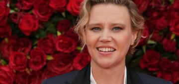 Kate McKinnon é confirmada no elenco da 3ª temporada de 'Percy Jackson'