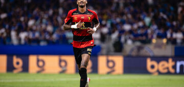 Atacante Derik é afastado por indisciplina; confira nota do clube