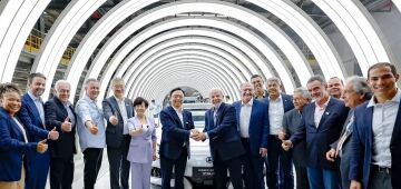 Nova fábrica de carros elétricos mostra confiança no Brasil, diz Lula