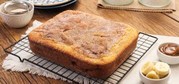 Receita: aprenda a fazer um bolo cremoso de banana com doce de leite