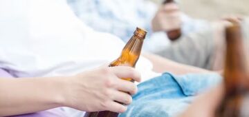 Reduzir uma dose de álcool por dia pode evitar 157 mil mortes por câncer até 2050 no Brasil