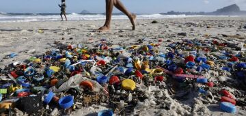 Micro e nanoplásticos contaminam água, ar e alimentos, mostra estudo