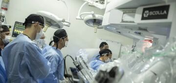 Médico brasileiro no Kuwait opera paciente em Curitiba e cirurgia entra para o Guinness