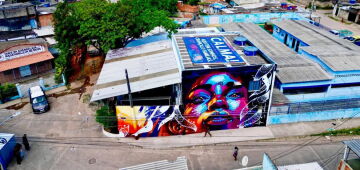Telhado na Cidade de Deus diz: "Aqui tem crianças, sonhos e famílias"