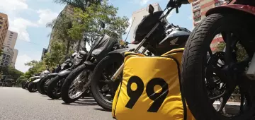 'Achei que iam me matar', diz motorista de aplicativo ao buscar na favela carro todo sujo de sangue