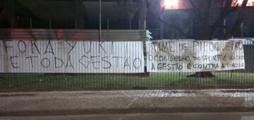 Torcedores do Sport realizam protesto com faixas na Ilha do Retiro