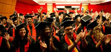 Formandos da Universidade das Quebradas celebram periferia na ABL