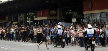 Rio de Janeiro: avenidas são liberadas e metrô reforça horário de trens