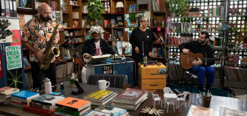 Tiny Desk Brasil avança pela música alternativa/experimental em episódio com Metá Metá e Negro Leo