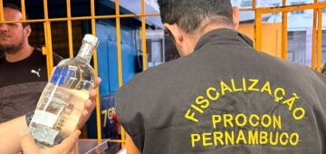 Metanol: Procon-PE apreende garrafas de bebidas destiladas com suspeita de irregularidades