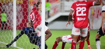 Santa Cruz: Rokenedy cita top 3 defesas na campanha do acesso e exalta "torcida apaixonada"