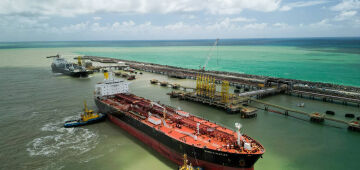 Porto de Suape faz primeira operação no canal externo após homologação da dragagem pela Marinha