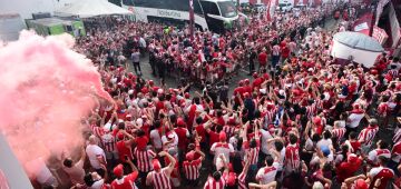 Torcida do Náutico recepciona o time com festa antes do jogo decisivo contra o Brusque, pela Série C