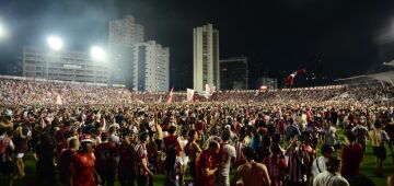 Torcida do Náutico invade o gramado dos Aflitos e comemora a conquista do acesso para a Série B