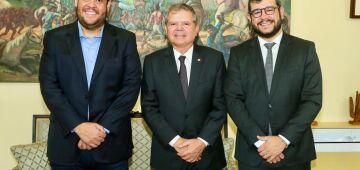 Gabriel e Alvinho Porto são recebidos pelo governador em exercício, Ricardo Paes Barreto