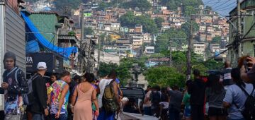 Parentes fecham duas vias da Francisco Bicalho em protesto pelos mortos na megaoperação do Rio