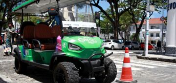 Passeio de carrinho elétrico estreia no Bairro do Recife e encanta turistas