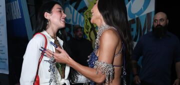 Dua Lipa encontra Sabrina Sato em ensaio da Vila Isabel e vai a jogo no Rio