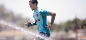 Pedro é a novidade no treino do Flamengo e participa de atividade com bola no Catar